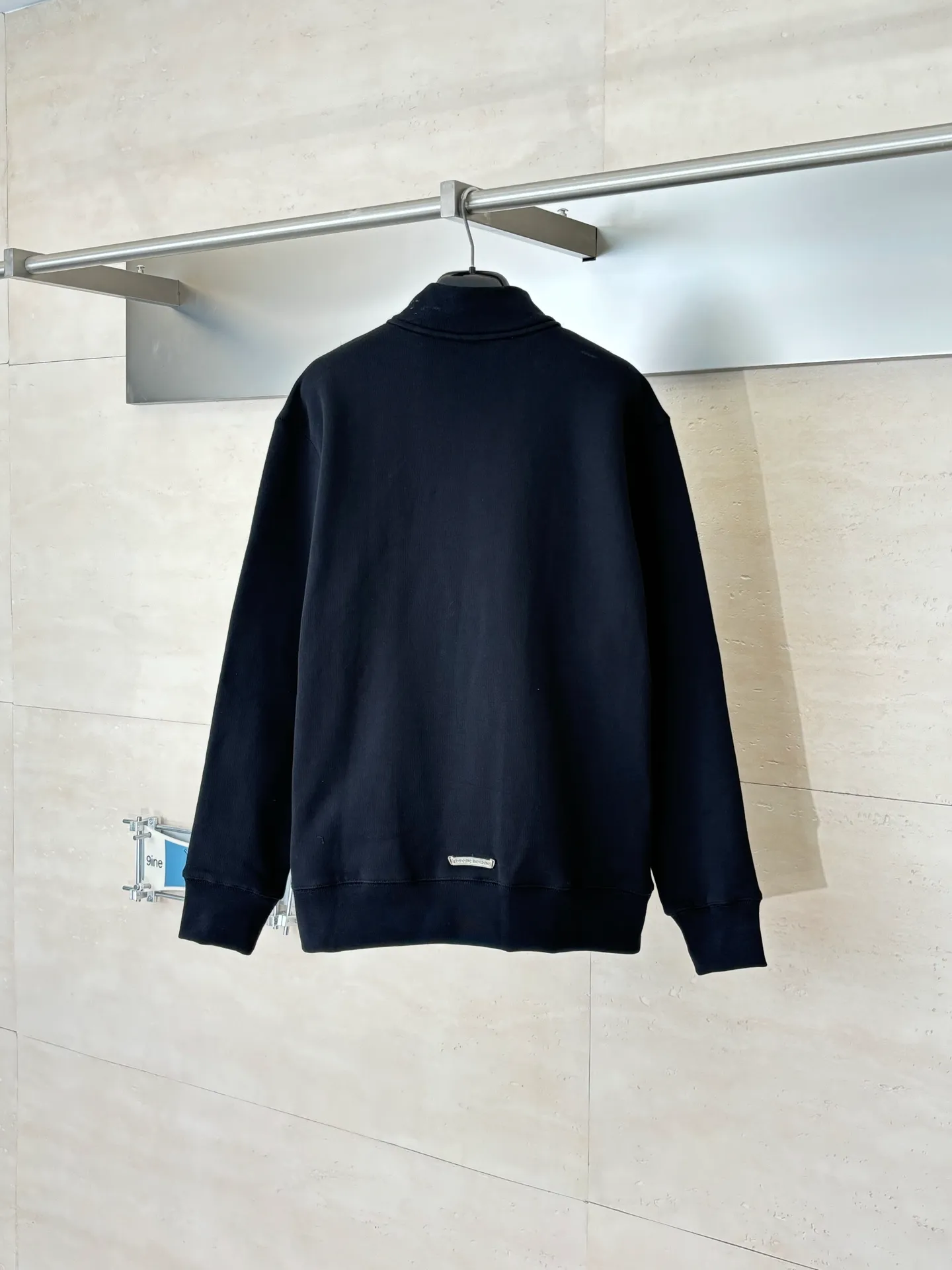 P406 Chrome Heart*/Chrome Heart FW25 leather cross half-zip sweatshirt Made of high-weight pure cotton terry fabric, pre-shrunk to ensure wearing stability, three-dimensional leather cross label, half-zip collar with dagger-shaped zipper puller, combined with curved hem tailoring and kangaroo pocket Size: S/M/L/XL